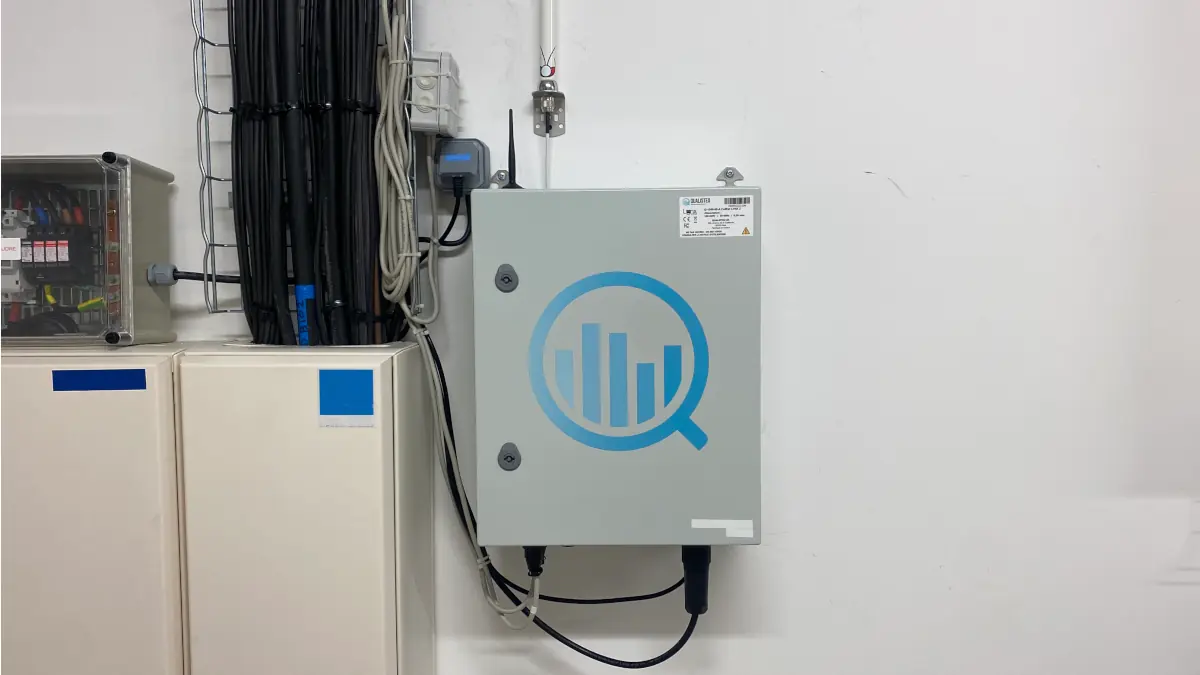 Un sous-compteur électrique connecté relié au TGBT d'une usine