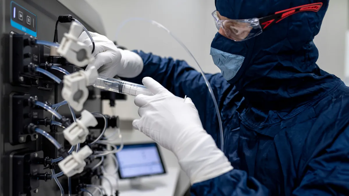 Technicien d'une usine pharmaceutique